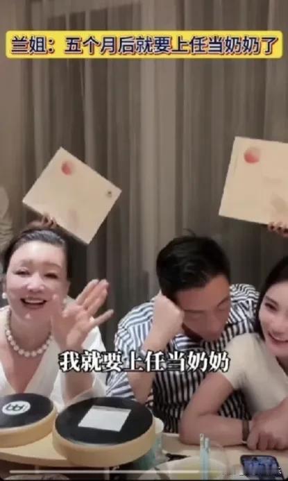 兰姐笑言“你们让我带孩子，我就天天抱着孩子直播。”


汪小菲接着说：“自家的孩