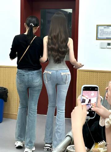 上课拍到的，光看背影就知道是美女。。。社团看到一位小姐姐的背影尊嘟好美...