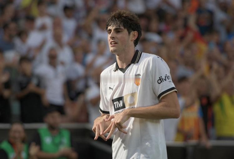 隆戈：米兰有意瓦伦西亚后腰哈维-格拉，但目前没有展开谈判据隆戈报道称，米兰有意瓦