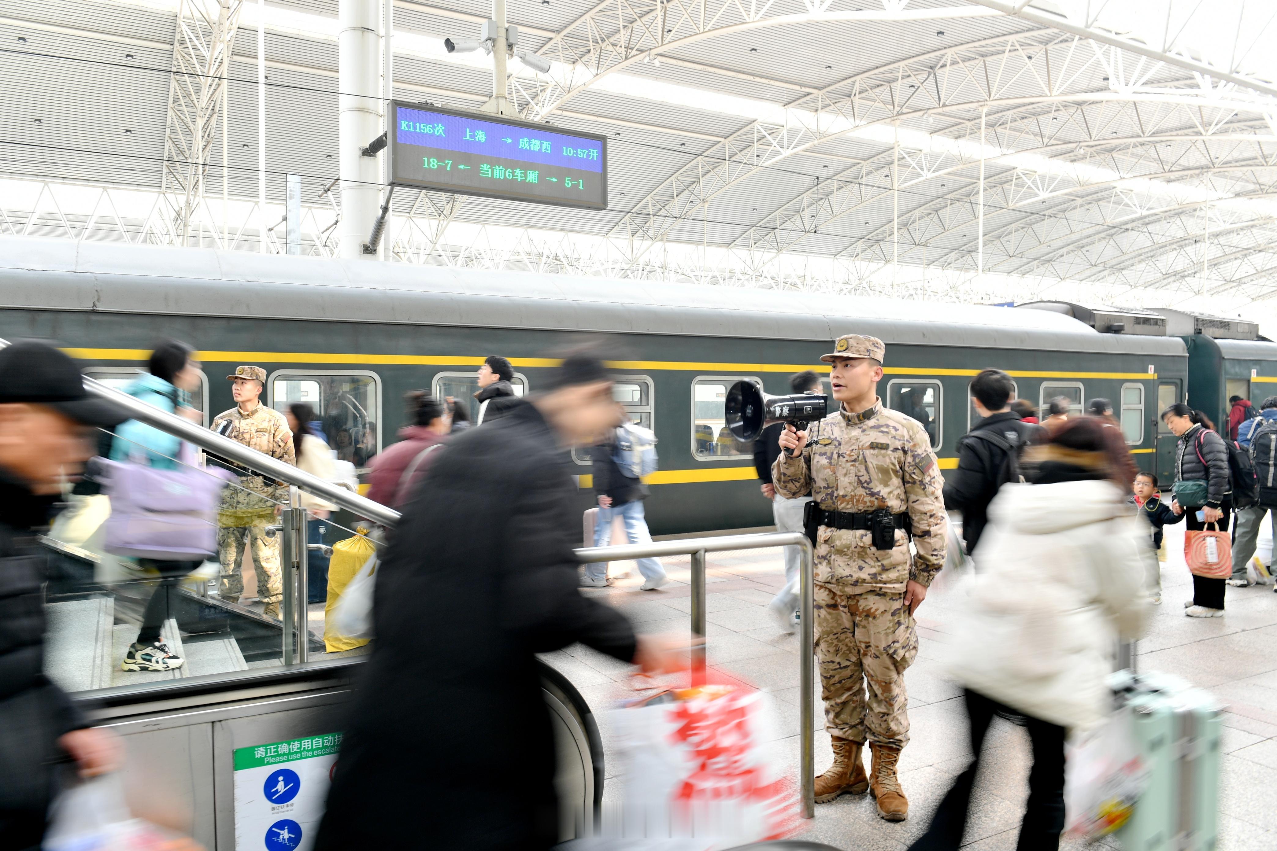 军号小夜灯今天，春运大幕正式拉开。机场和车站里，武警官兵的身影随处可见，归途再远
