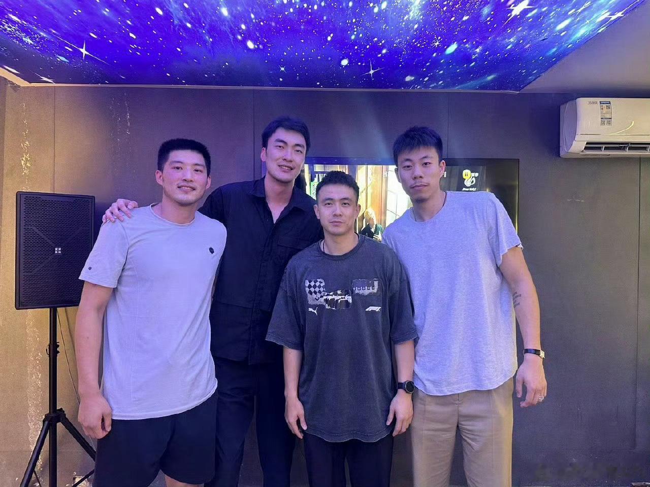 聚是一团火 散是满天星[给你小心心][给你小心心][给你小心心]辽宁男篮 ​​​