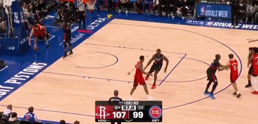 世界性难题！申京边线球险些失误！
在今天NBA常规赛火箭与活塞的第四节比赛最后时