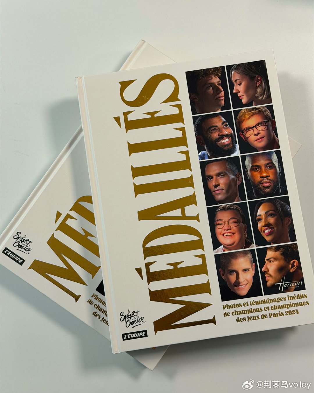 法国排协推出由奥运双料冠军克莱维诺亲笔签名的《获奖者》书籍。男排 法国男排排球 