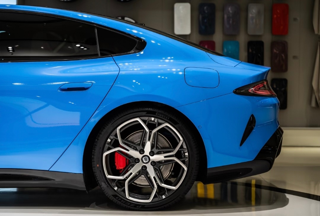 新一代Su7实拍到店打卡，我感觉外观变化不大。MAX的21寸双层锻造梅花轮毂很有