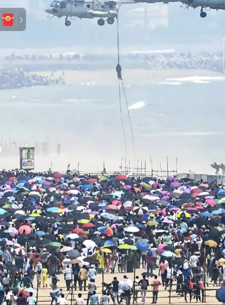 印度航展，发生踩踏，百人伤亡。
伤者可能在后悔，早知道买架飞机了！
家属可能在后