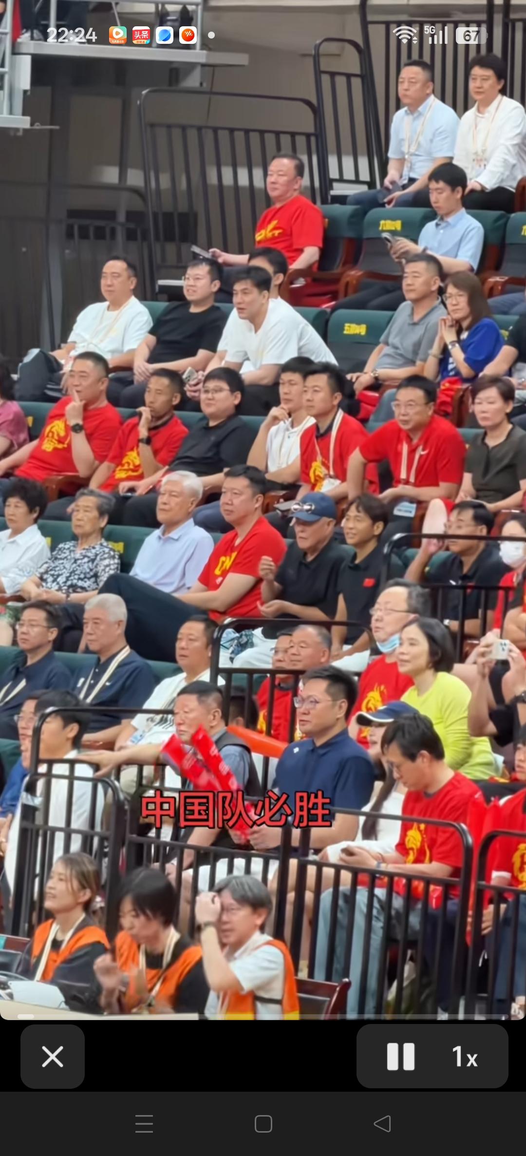 看看观众席，你看到了哪些大人物在为中国男篮加油助威。[比心][比心]