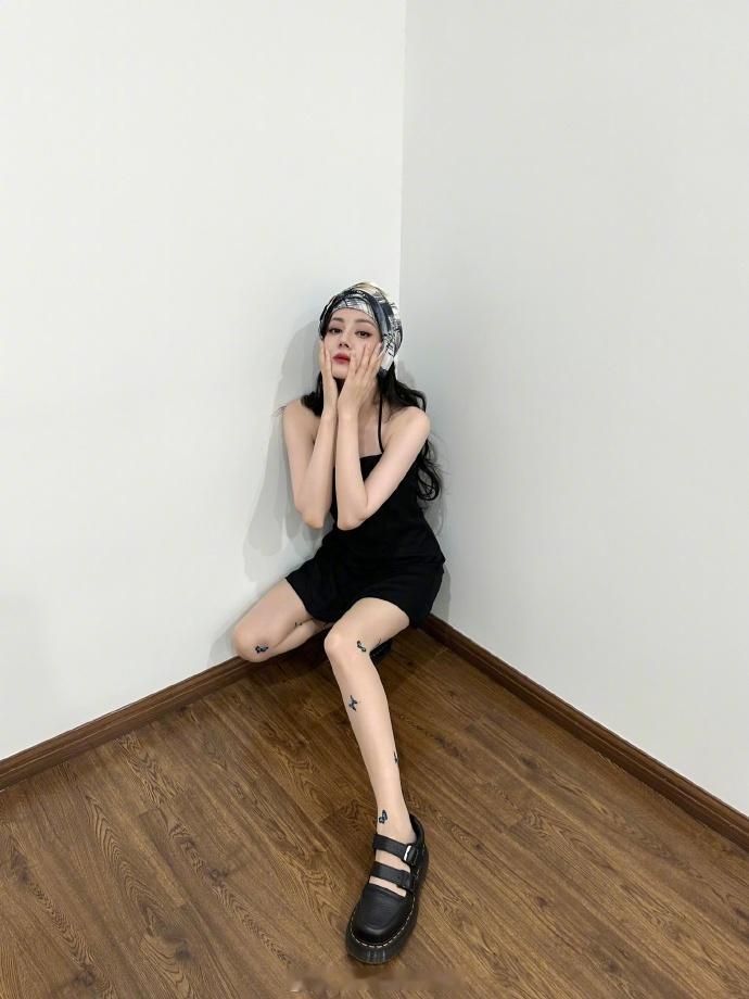 迪丽热巴酷迪丽热巴蝴蝶丝袜造型迪丽热巴美出新境界！黑色吊带配蝴蝶丝袜太有范儿，头