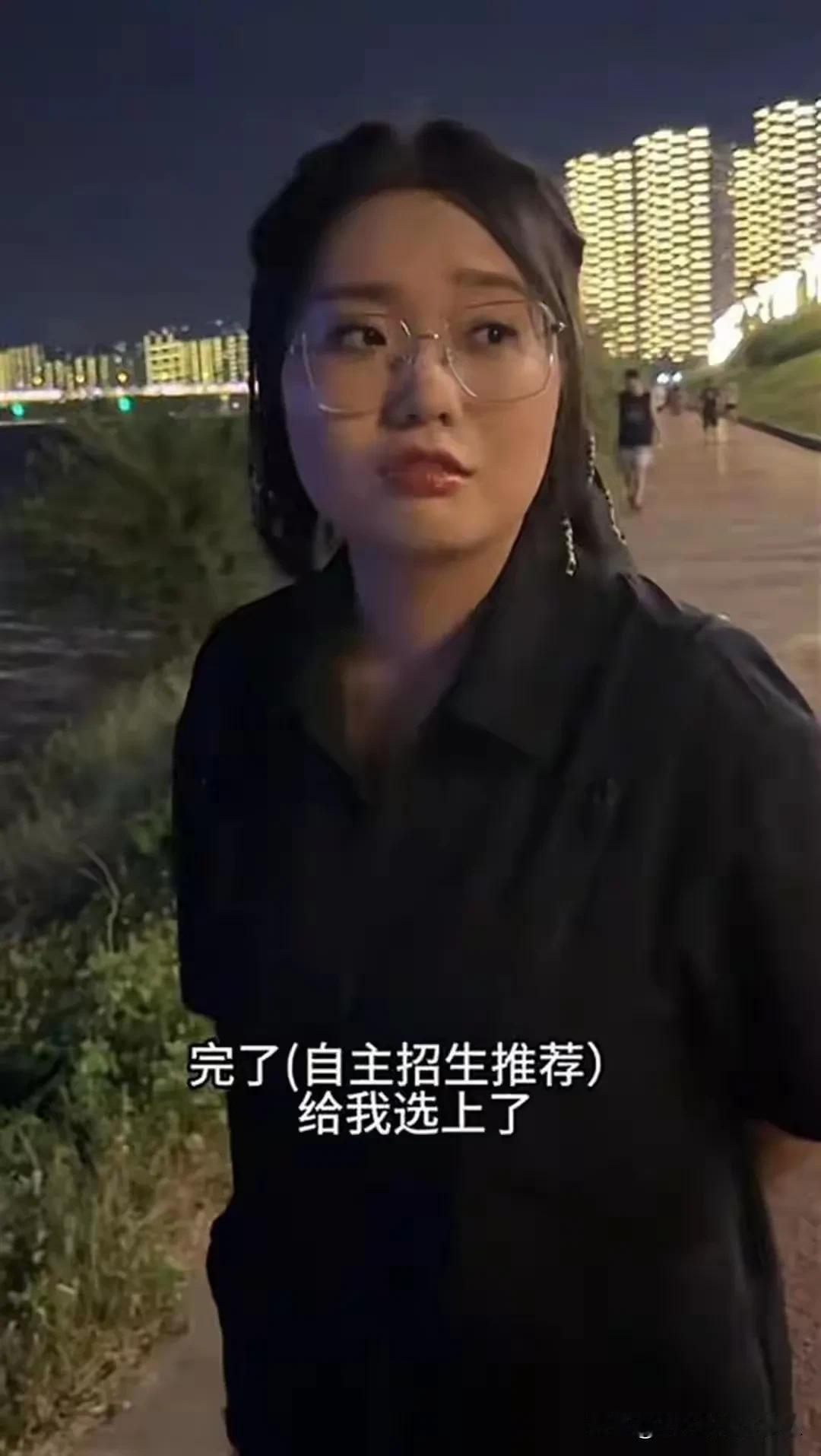 脱口秀演员李雪琴的高考考上了北大最近冲上了热搜，网传是通过游泳二级运动员加分获得