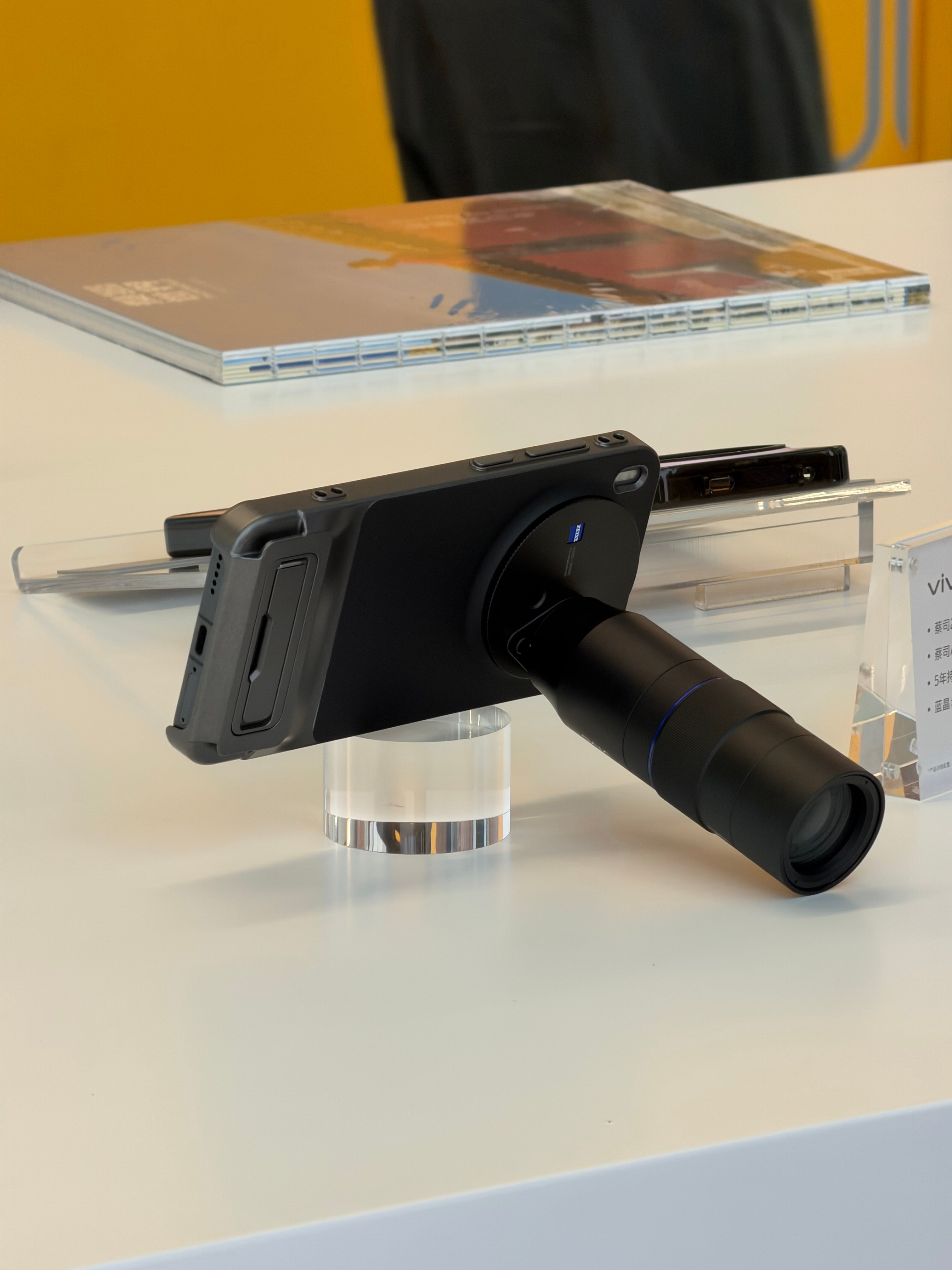 这次vivo X300系列 全系支持蔡司2.35x长焦增距镜！说真的，我每次去看