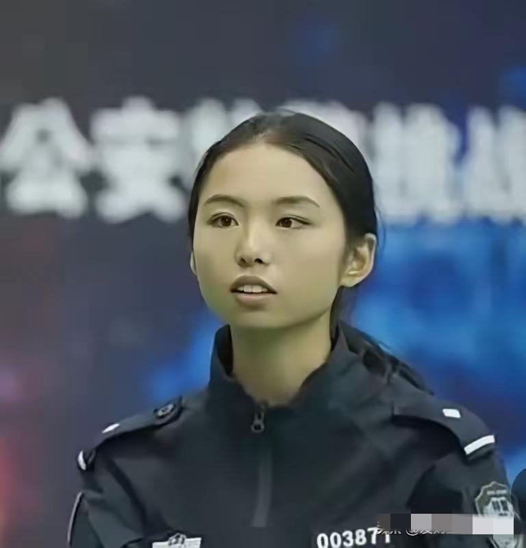 冯甜甜，女，“00后”，中共党员，中国人民公安大学2023届情报学专业毕业生，现