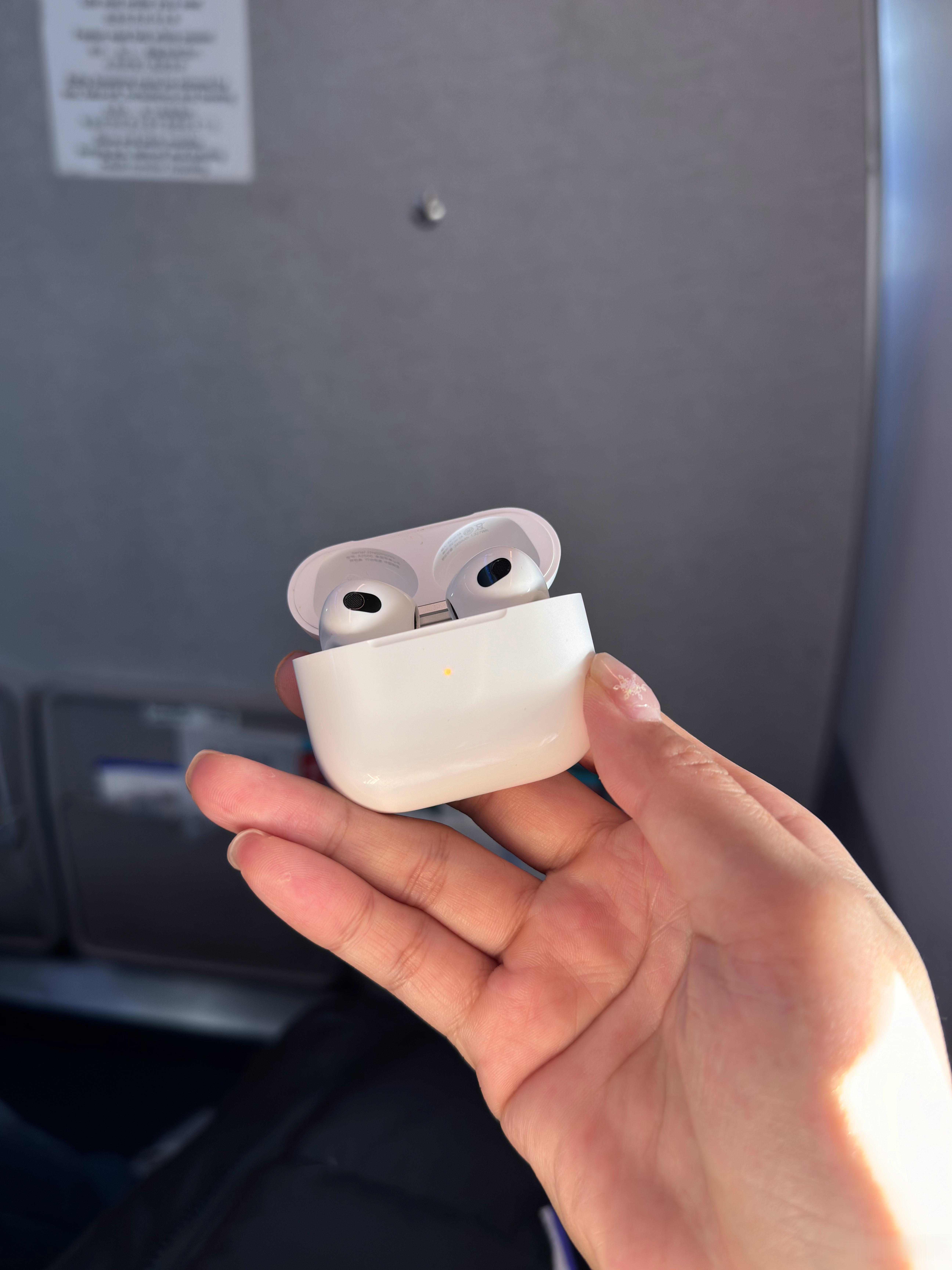 AirPods3，连了一个小时，都连不上，气死了。 