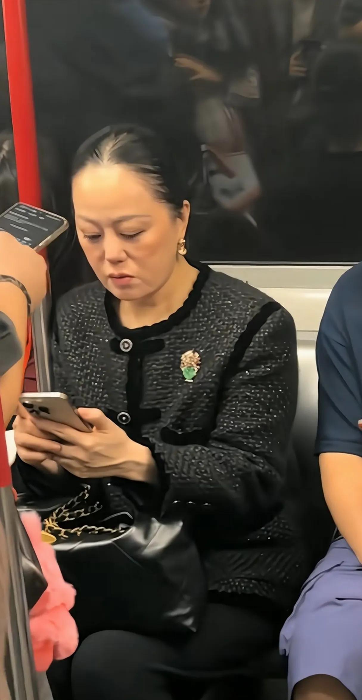 章小恵老了，也是一个普普通通的老太太。
年轻的时候她是一个标志的美人。