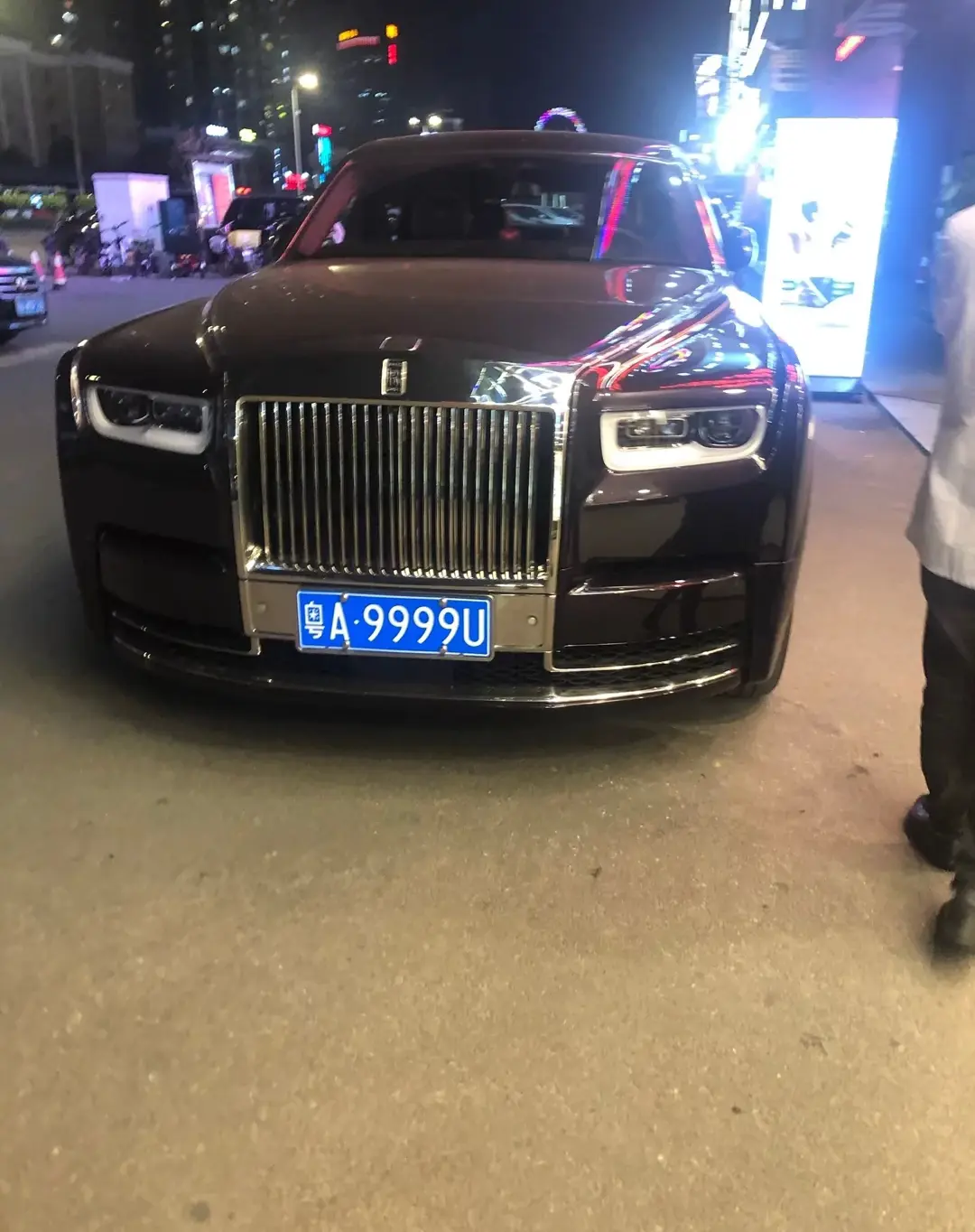 劳斯莱斯幻影配上9999车牌