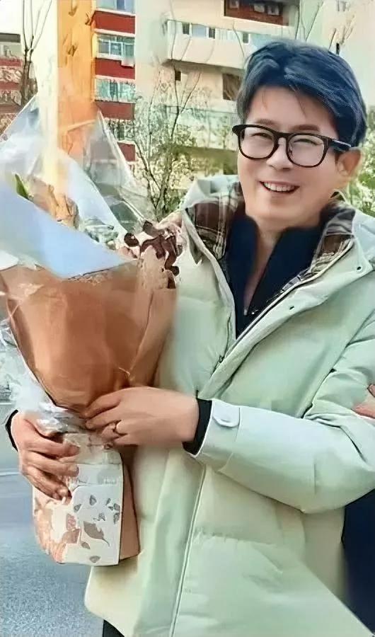 恒苏这波反杀，爽到我拍大腿！

前阵被网暴时他蔫得连头发丝都耷拉，我还偷偷发过私