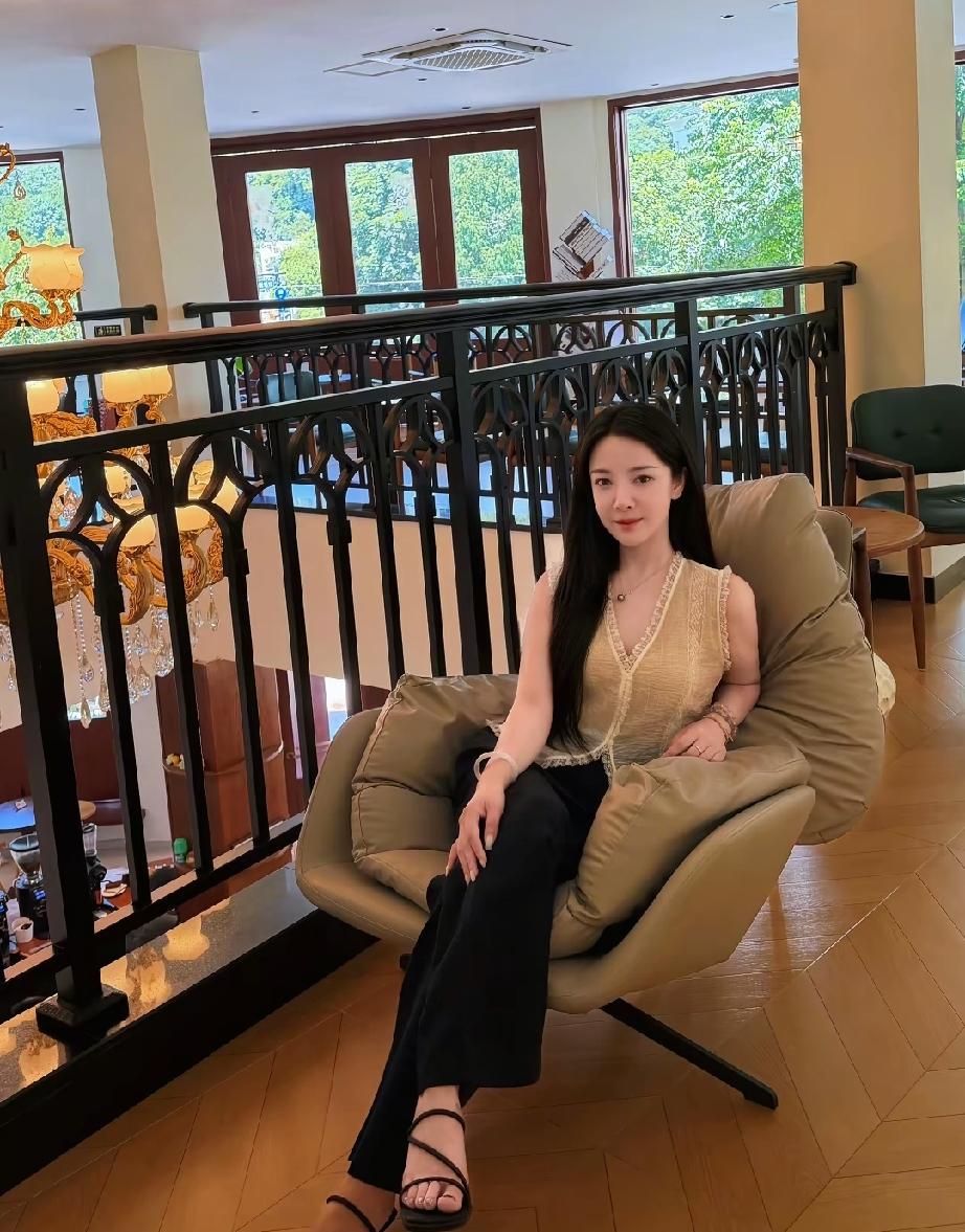 今日街拍，美女的好身材衣服都藏不住了吧？