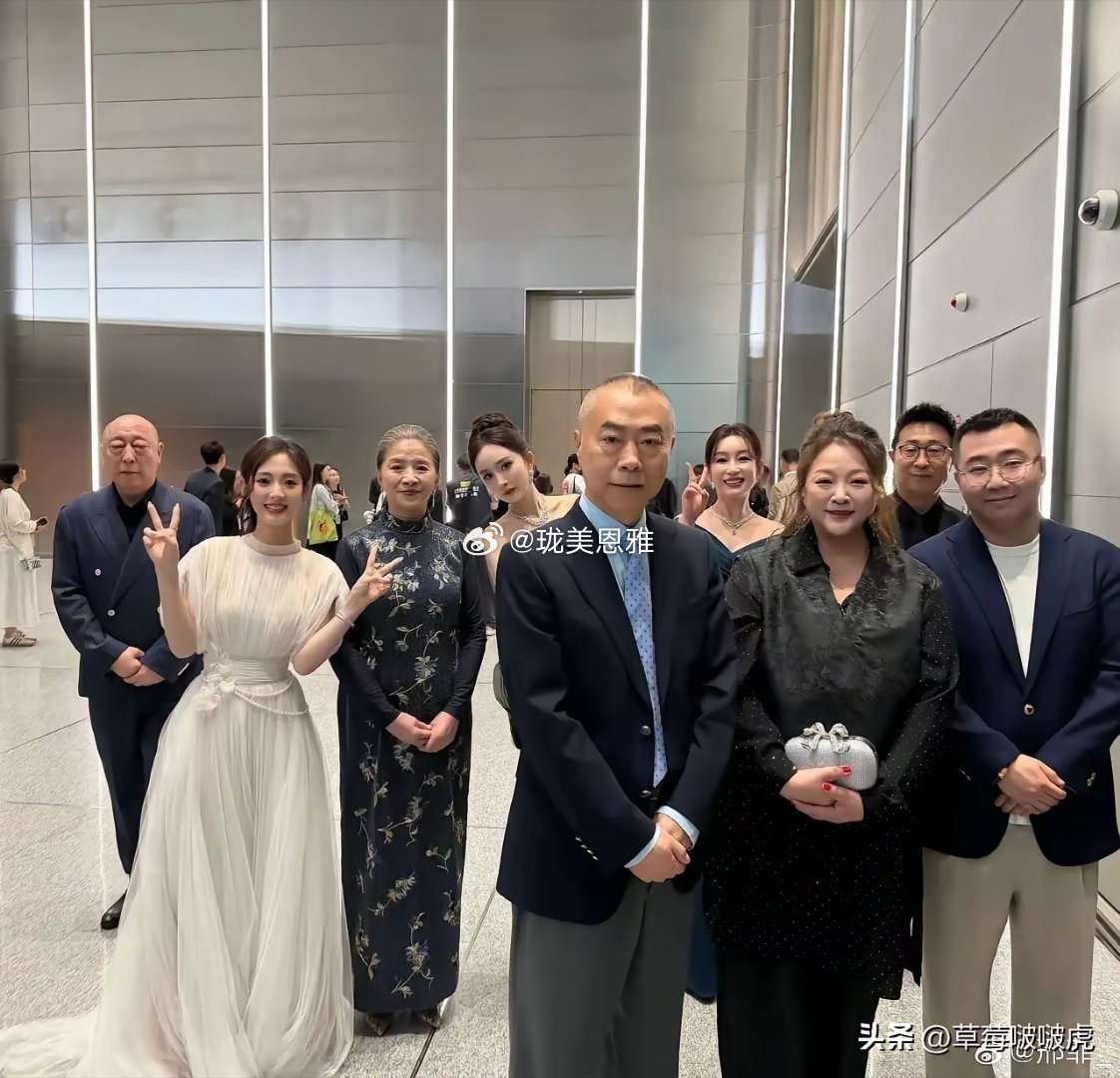 杨幂五官太精致了，就露出一个小脑袋，也是最吸晴的 