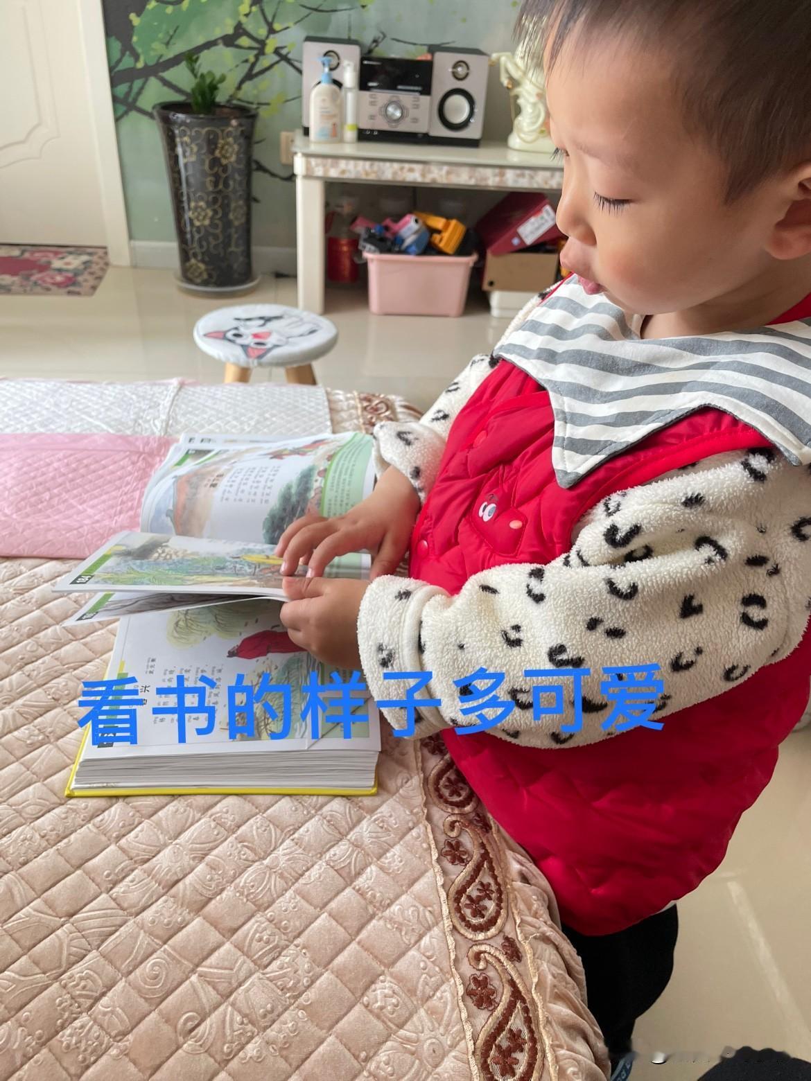 刚学说话的宝宝，感觉从他嘴里说出来的话都能让人忍不住笑，做的每一件事可爱又暖心！