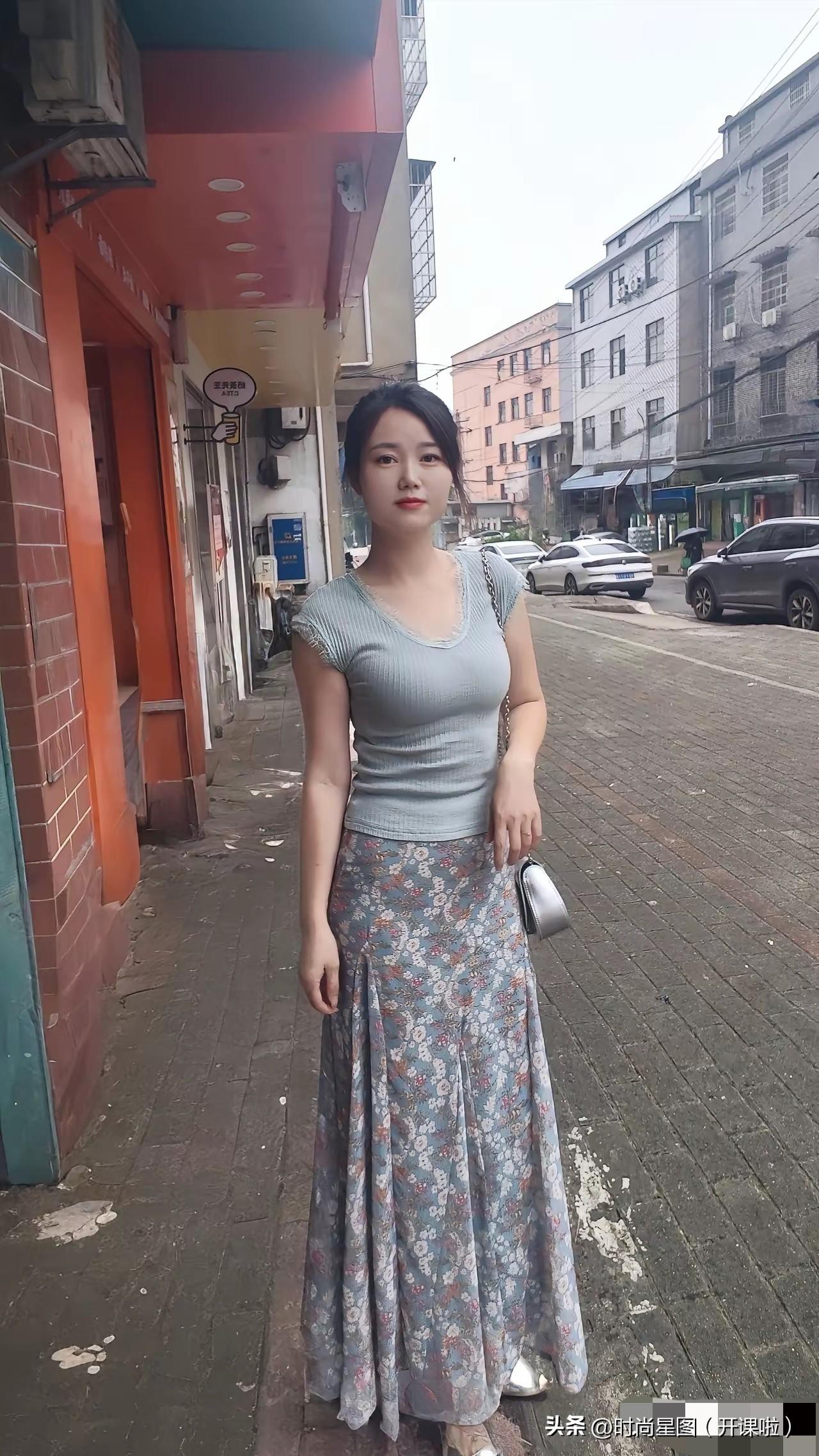 一身素雅穿搭，静享人间烟火，不求万丈光芒，只愿日子清欢自在。