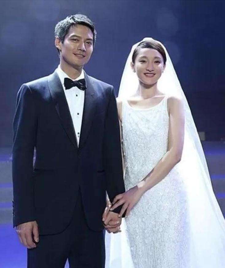 丈夫开口借300万，妻子冷静甩出一句话：钱可以，先签合同，法院见。
那是2016