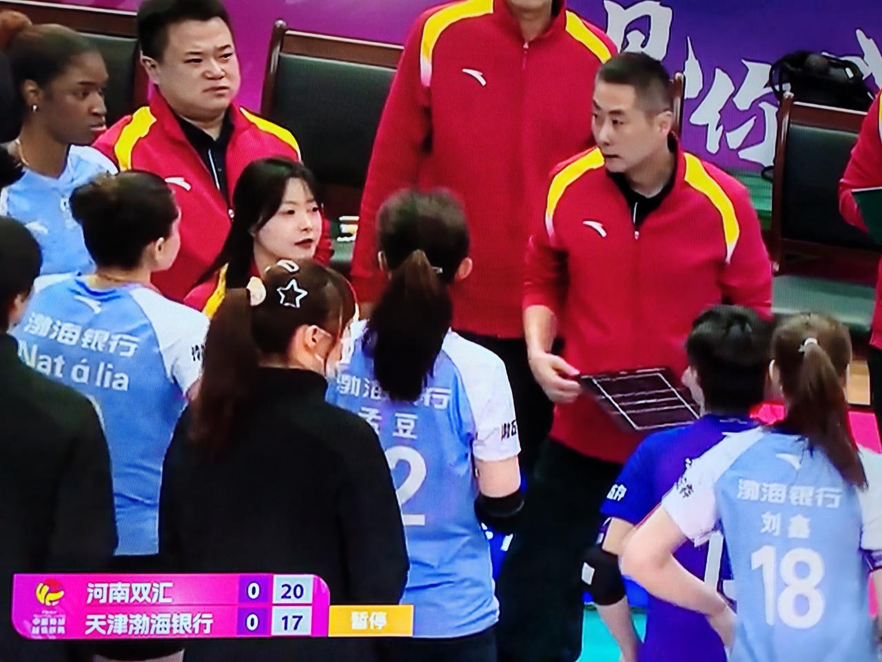 女排排超联赛第十四轮，天津女排对阵河南女排，天津女排首发阵容是：刘敏乔，马丁，娜