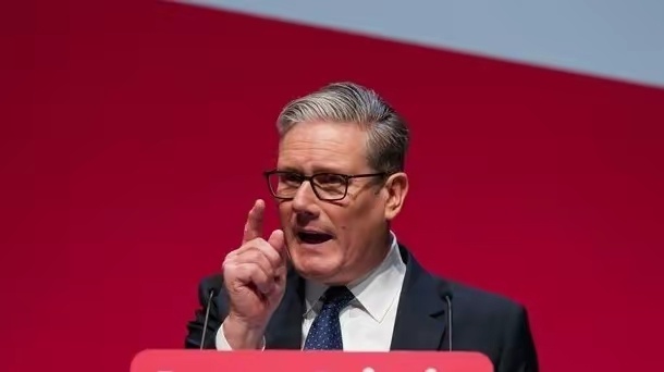 英国首相斯塔默说，如果美国退出北约，请在48小时内撤出驻留英国的美军并结清基地租