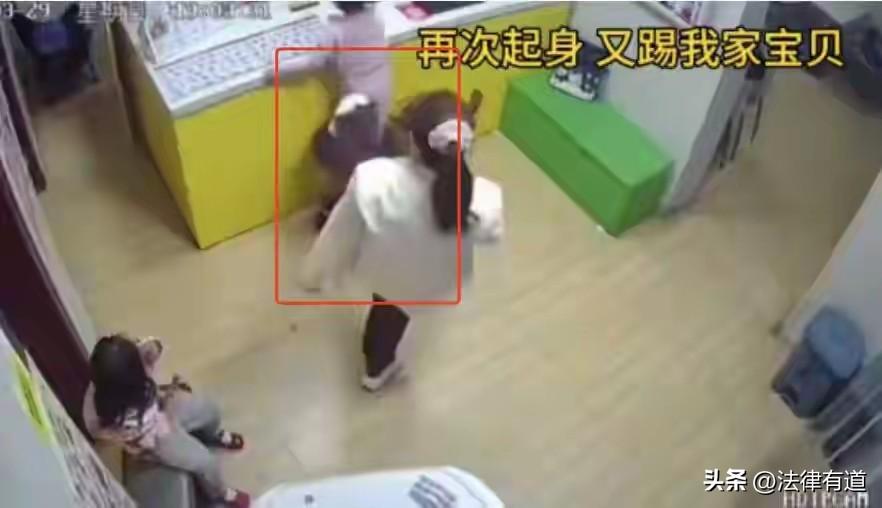 那个原本喜欢自己跑腿买东西的4岁女孩，如今再也不敢独自出门了：4岁女童跪凳点餐遭