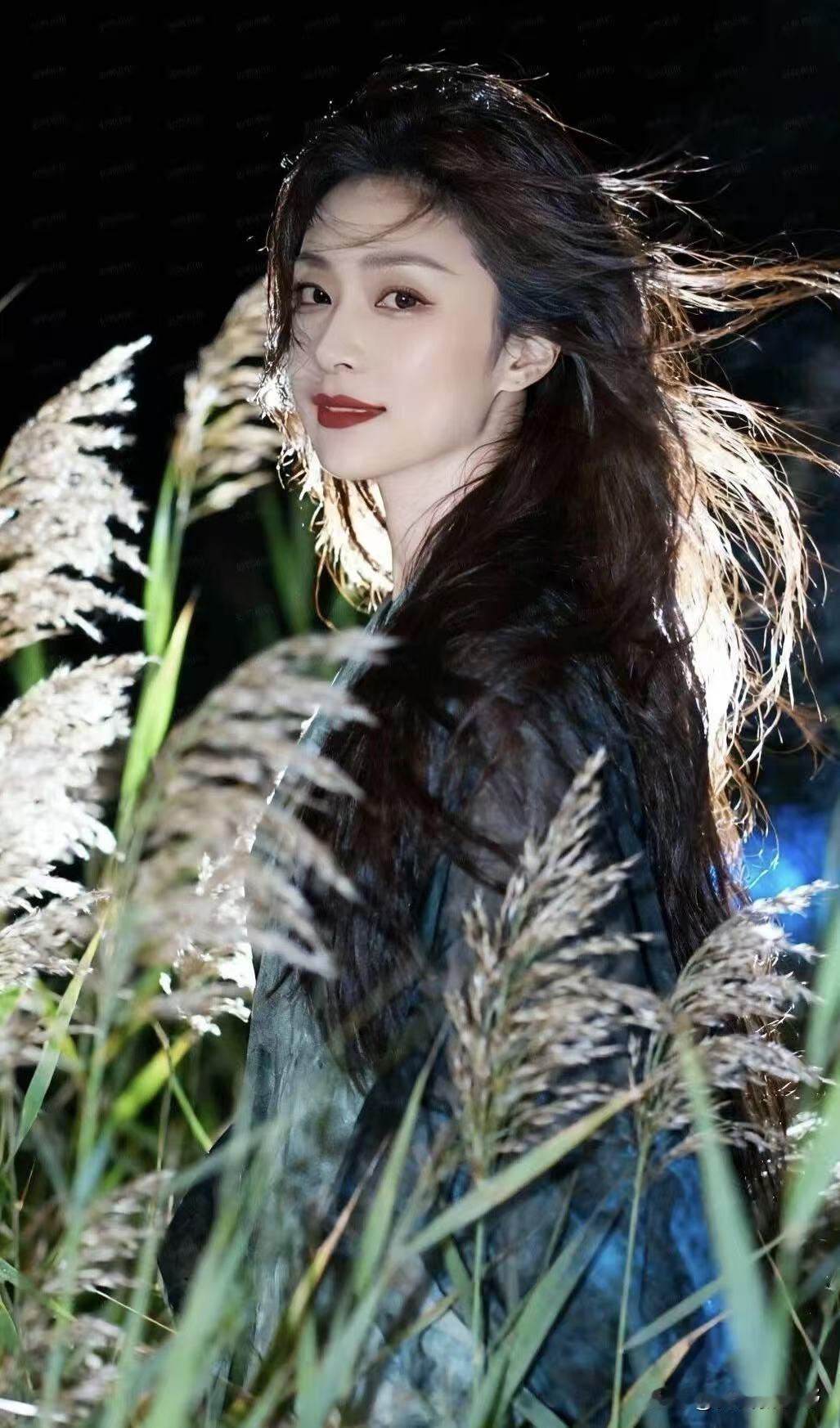 夜色中的神秘少女，与草丛共舞什么是具有少女心的发饰呢? 头饰佩戴有什么样式? 紫