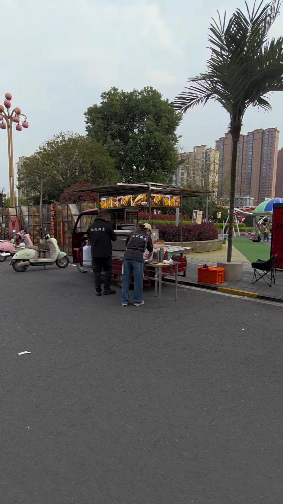 🥖没华丽装潢却藏着匠心的林记U型锅盔，就在街角操作台里。凌晨揉面、傍晚守摊，炭