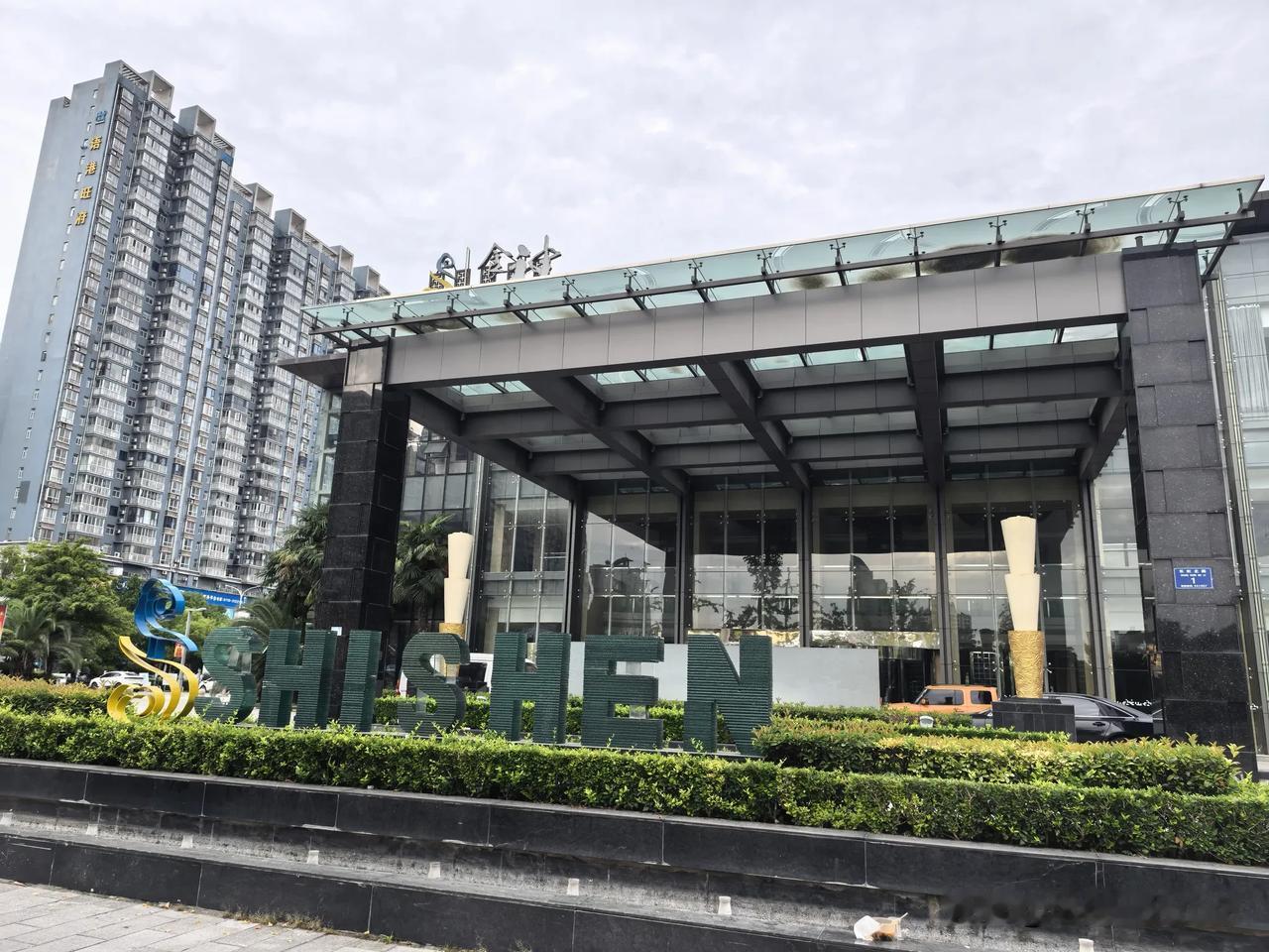 不知道从什么时候开始，长虹路上的食神偷偷关门了，晚上里面黑灯瞎火的，还以为是停电