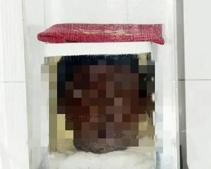 1948年，黑龙江五常县原日伪法院看守所，工人们在修缮因暴雨而坍塌的一间房屋时，