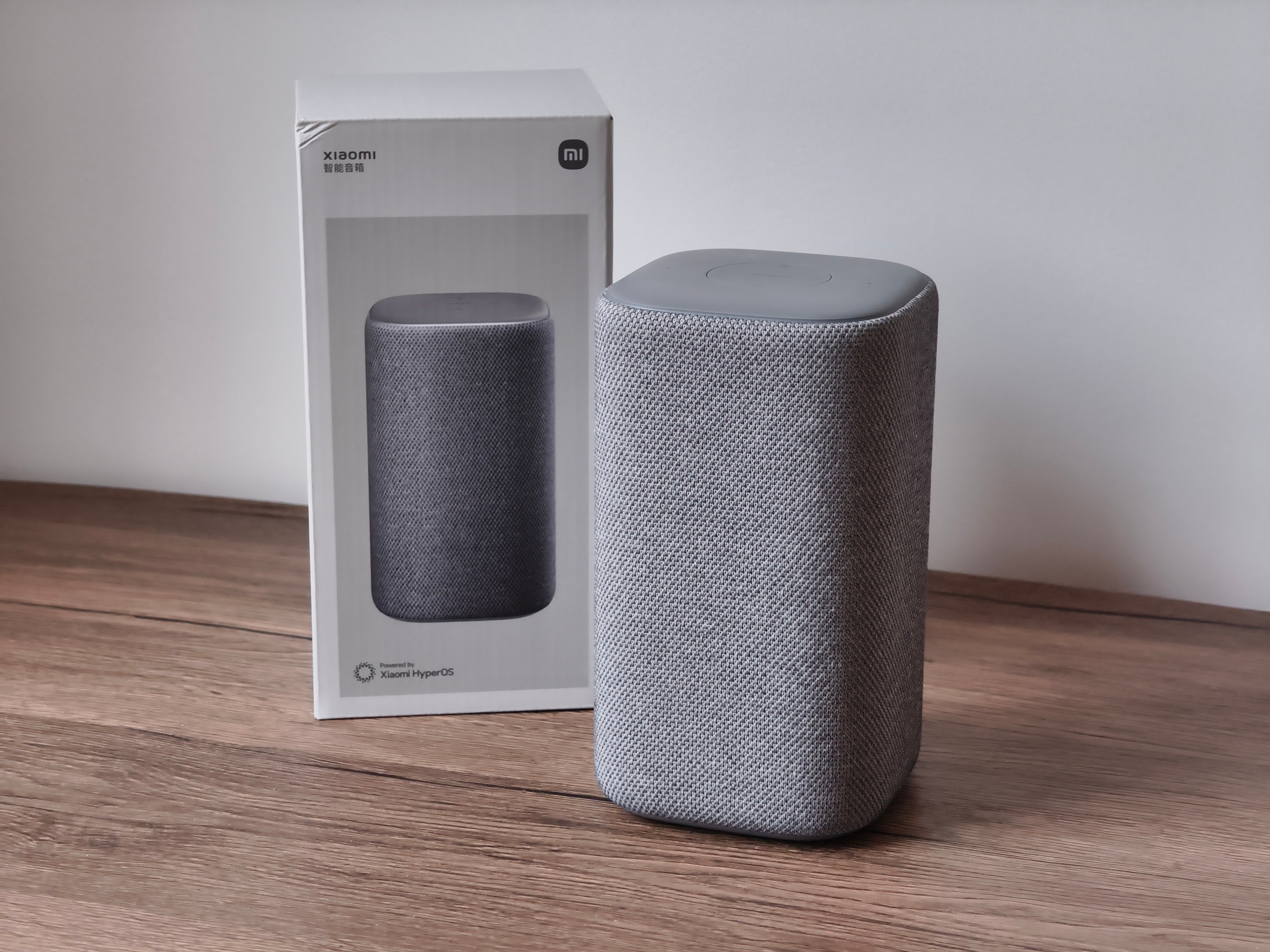 我们收到了最新款的「小米智能音箱」，小米常青树产品「小米AI音箱」的续作这个产品