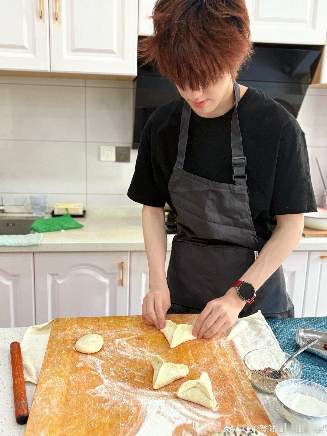 张泽禹做豆包豆沙卷蜜豆卷糖三角 被张泽禹做点心的画面狠狠治愈！专注又细心，每一个