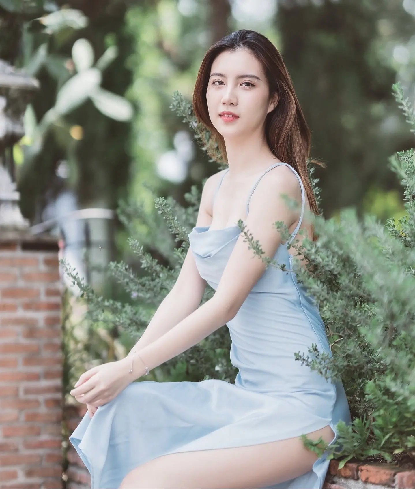 17 岁的心，像一本未读完的书，写满了青涩与憧憬，心事在其中若隐若现。