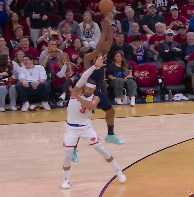 NBA季后赛争议 哈登东决表现 裁判尺度引热议📌 当哈登的“招牌造犯规”遇上托