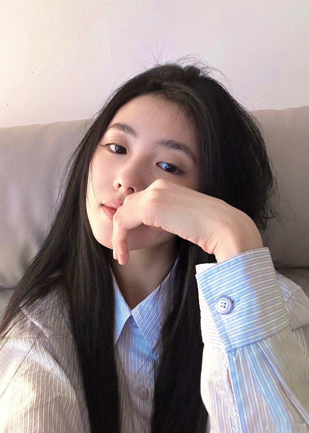 刘浩存初五迎财神自拍刘浩存更新自拍照六宫格，初五迎财神，新年限定双马尾好美萌