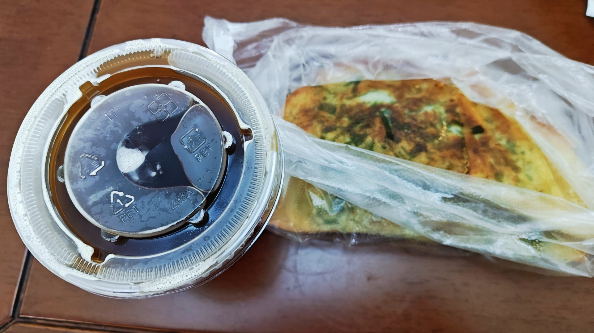美好的一天从咖啡配韭菜盒子开始 