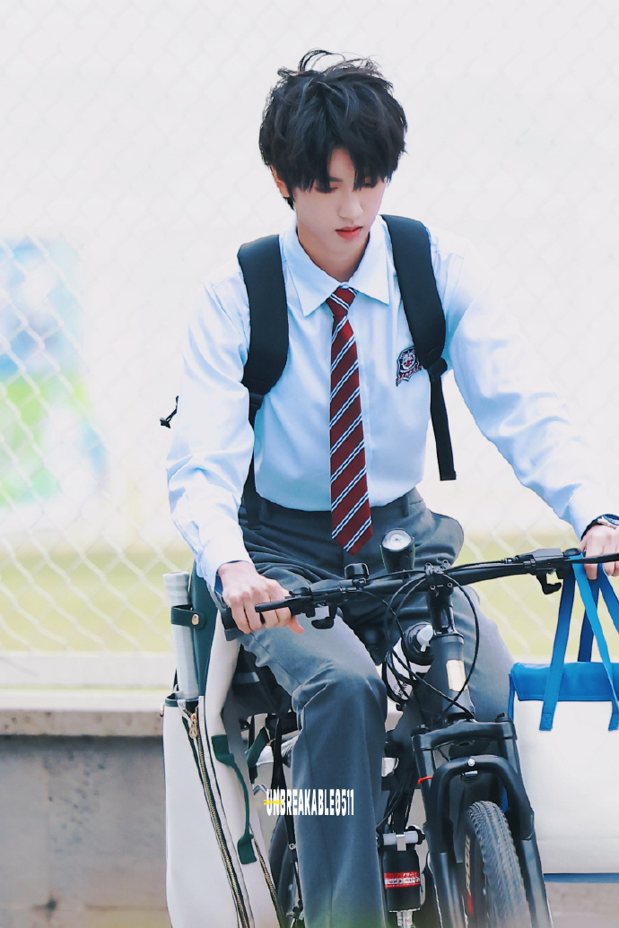 张桂源骑单车  张桂源我们的少年时代2顾晨阳骑单车路透，omg晨阳哥哥为什么不是
