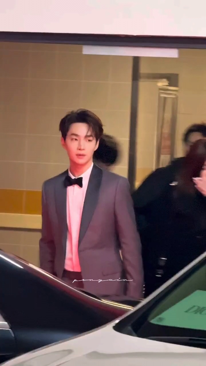 路人镜头下的HenryHenry苏州活动生视频 优雅矜贵，今天完全是王子来的