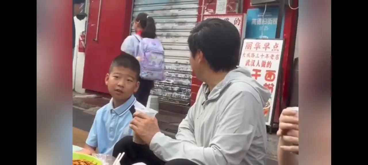 本该安逸享用早餐的日常小店，被一众网红围得水泄不通，镜头怼着餐桌、食客，闪光灯不