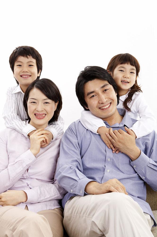 老公背叛患病妻子，婆婆逼迫离婚引爆家庭矛盾。一个病妻被背叛，婆婆一句话逼出离婚风