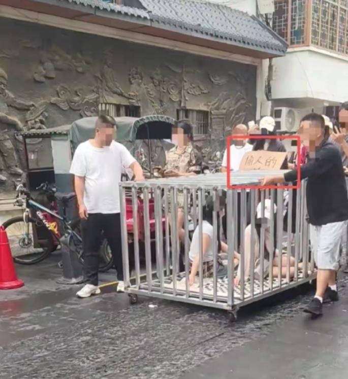 为了那点破流量，这帮人是真敢往没底线的路上奔啊！把俩姑娘塞铁笼里跟狗一块儿游街，