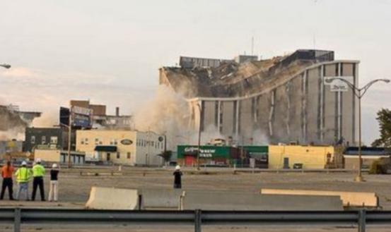 2007年，柯达公司用烈性炸药，把自己的胶卷研发中心炸掉了！大楼轰然倒塌，原因就