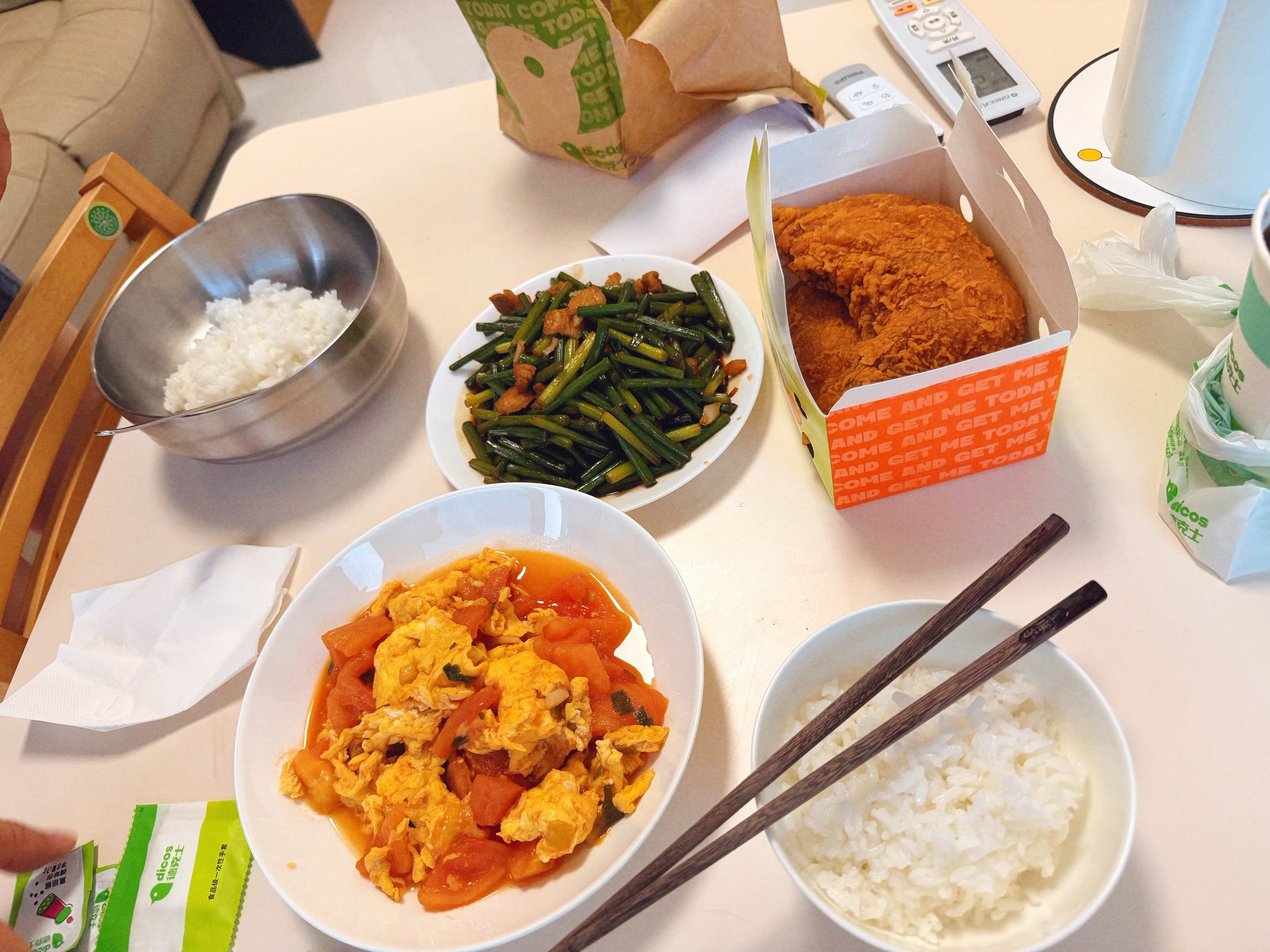 炒了个蒜苔炒肉，鸡蛋西红柿，大李推荐德克士手枪腿，第一次吃他家的，比肯德基原味鸡