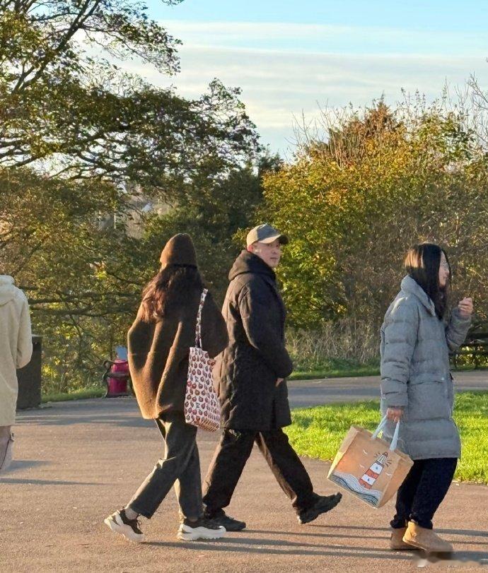沙溢胡可英国被偶遇，他俩穿得都挺休闲，胡可背着那个花袋子还挺可爱，沙溢裹着厚外套