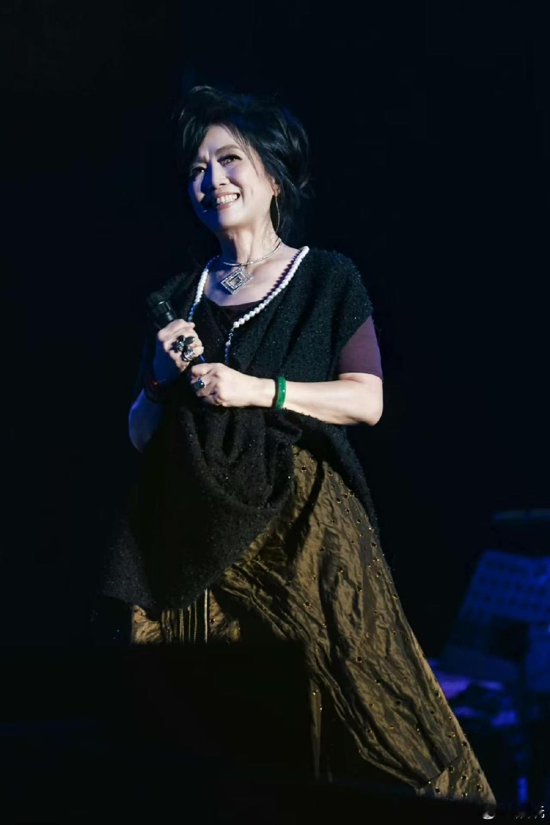 齐豫者来女直播一起哭歌手2026一前辈一后辈心意相通，直播间双双泪眼婆娑，真挚情