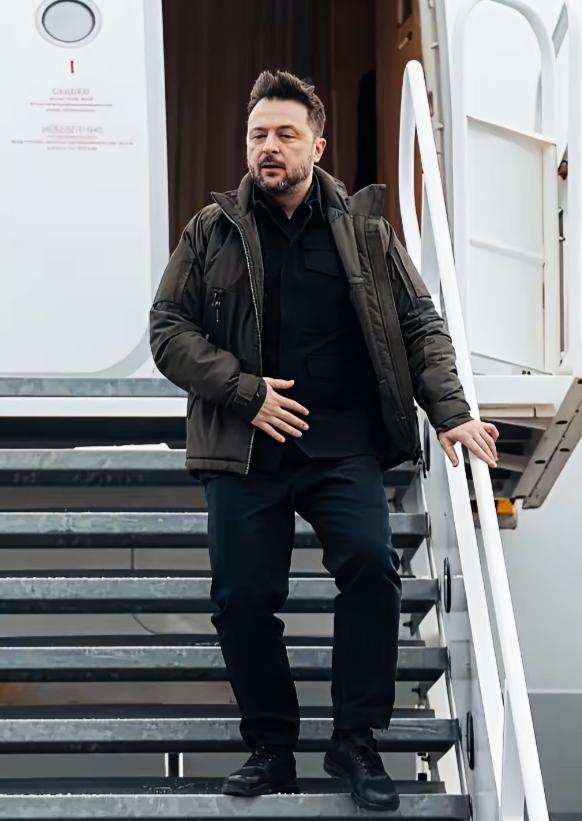 泽连斯基看上去是不是风尘仆仆啊？
这样看上去是不是一副很忙碌的样子啊？
下飞机感