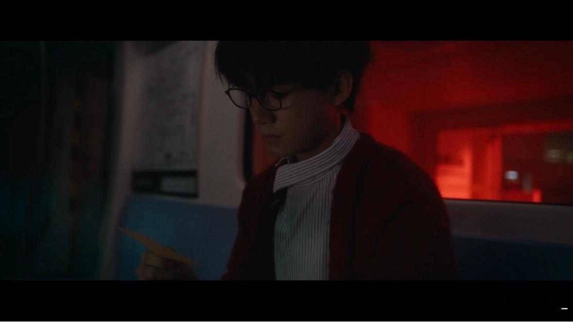 谁看懂了姚琛新歌短片 姚琛新歌短片新集，超能力与地铁舞蹈编织出悬疑之网。故事似在