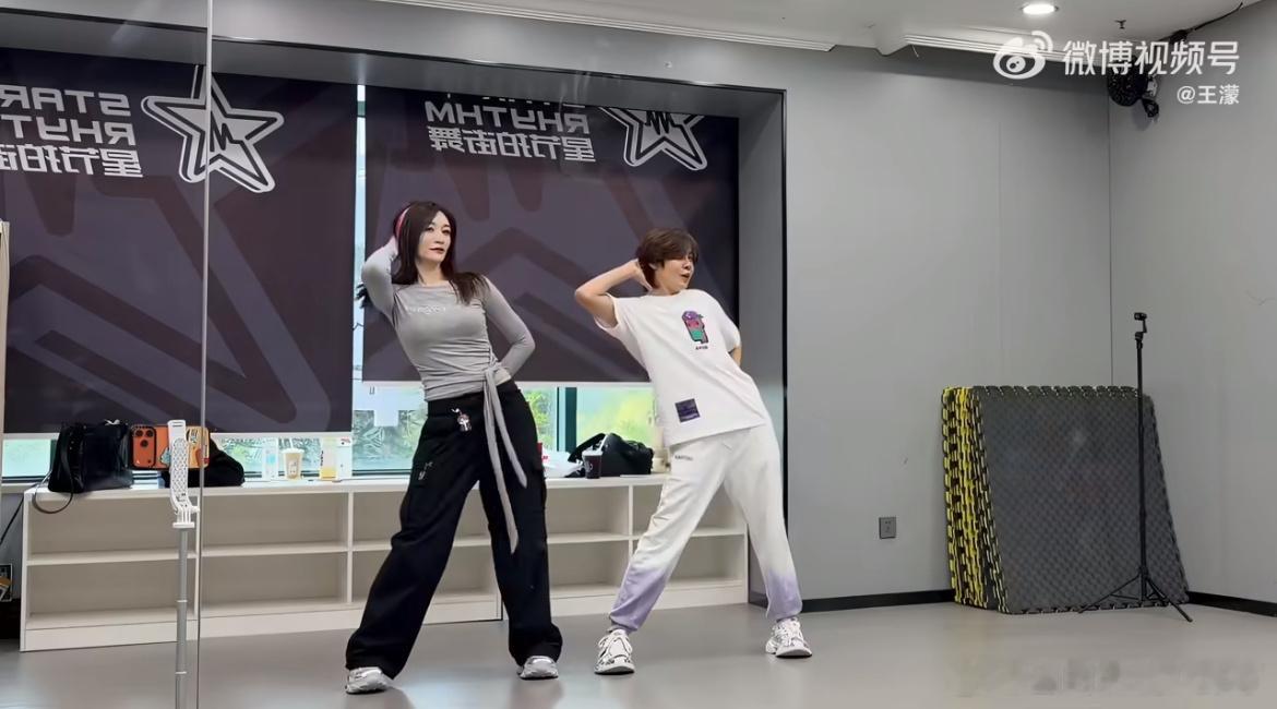 王濛教李小冉普通disco直爽奥运冠军王濛变教练，把disco改成健身操跳出“冰