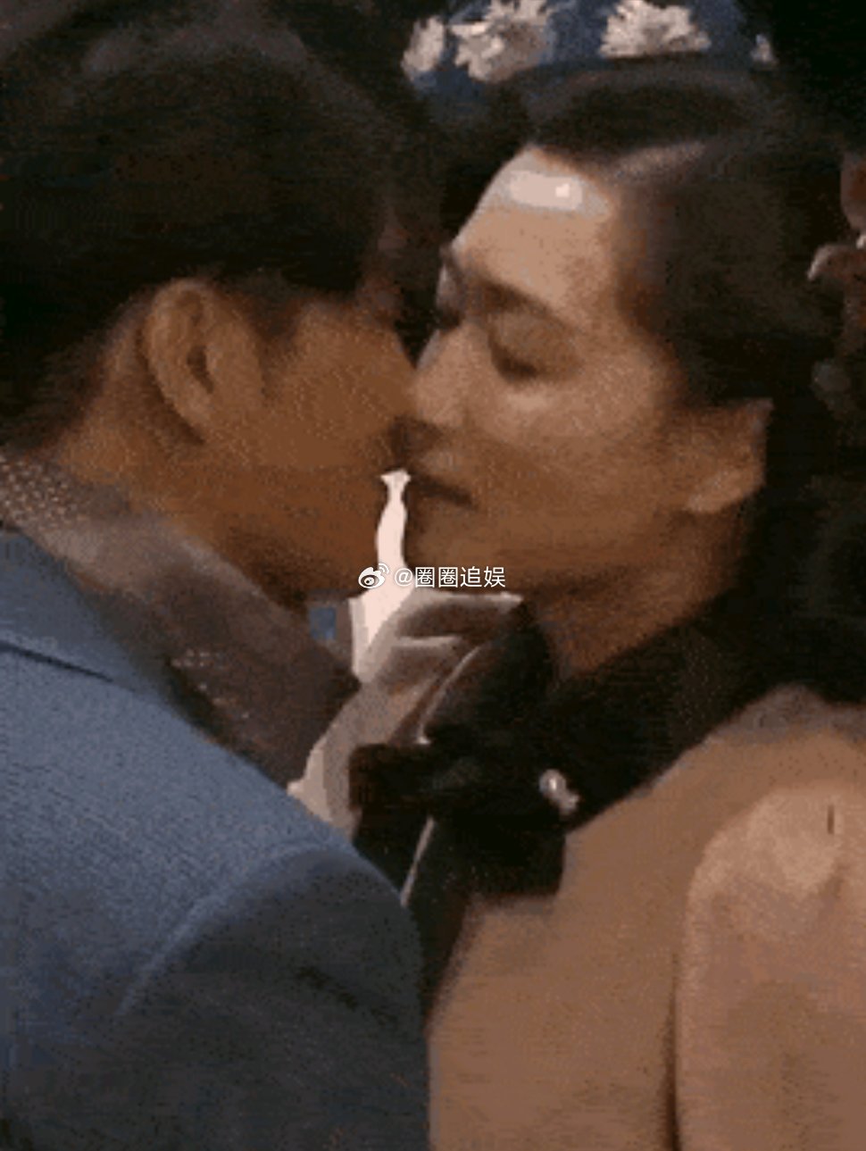 当年陈坤和万茜拍吻戏，导演都喊cut了他们还没停下来，拍完后陈坤又偷亲了万茜一口