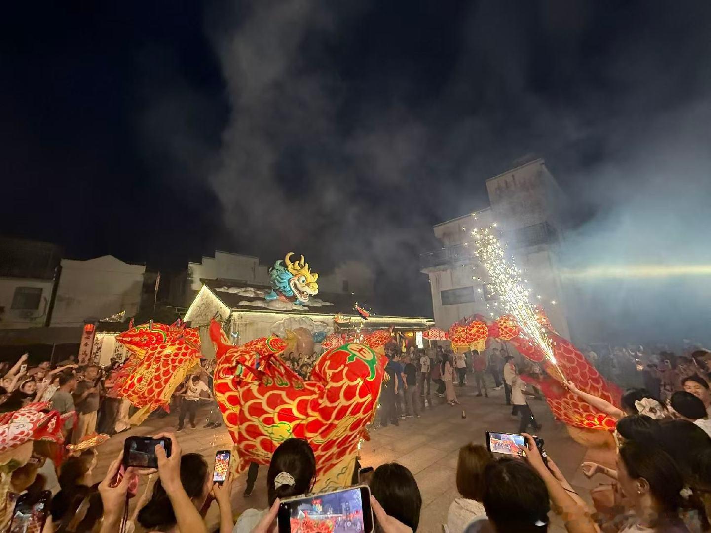 田栩宁梓渝安徽鱼灯祈福啊 其实我想说鱼灯还是红色的美丽看着就喜庆 非常适合生日气